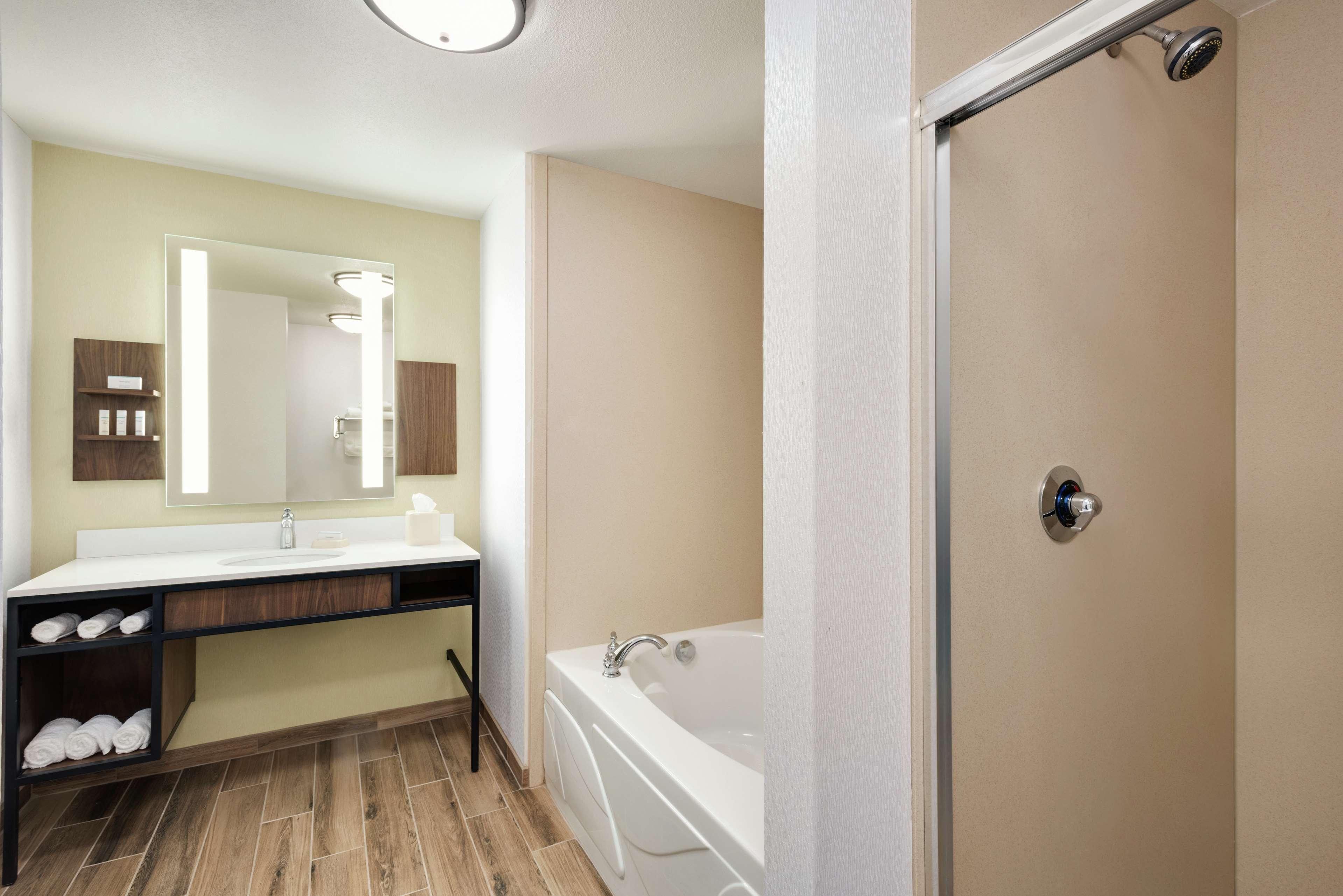 Hilton Garden Inn Dubuque Downtown מראה חיצוני תמונה